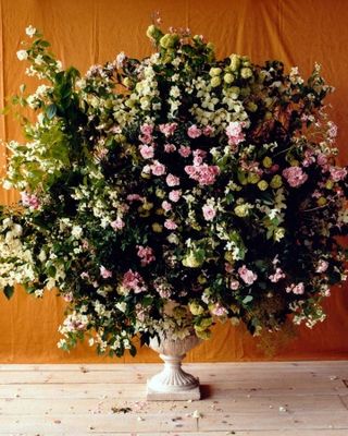 Flower-arranging-la104174-003_vert